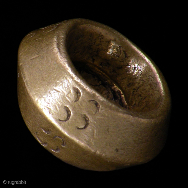 Amhara bronze marriage ring. From Ethiopia, Africa

Size:  outside diameter 4,0 cm, inside diameter 2,0 cm                 