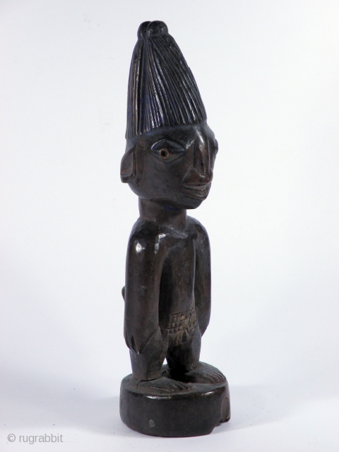 IBEDJ TWIN FIGURE YORUBA

Joruba Wooden twin figure, very old, excellent  patina. Base was  broken off and quite primitively reparated. From Nigeria

26 cm         