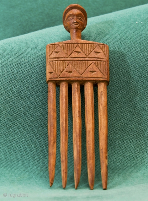 CHOKWE COMB

 
Old fine carved wooden figural Chokwe comb from Congo

    Bibl.ref.:   Vision of Africa. Chokwe - Boris Watsiau

size:  17,50  cm x 5  C5 