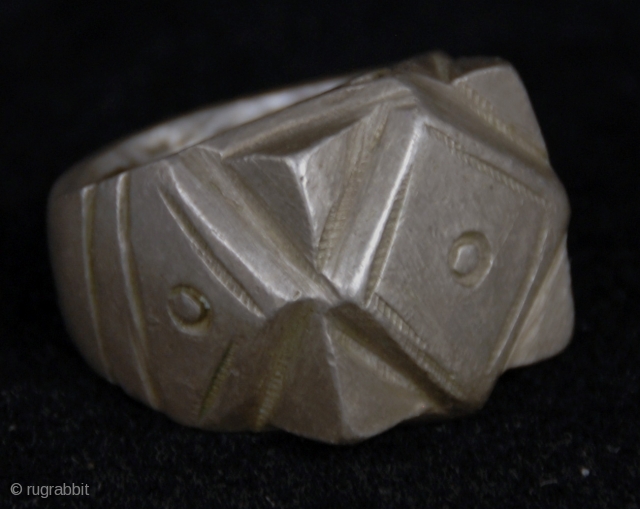 Old  silver marriage ring from Wandara (Mandara) tribe, Mora, North Cameroun  

size:

diameter of ring (inside) 1,8 cm

outside size: 3 cm x 2 cm (top: 2x2)

gr.50      