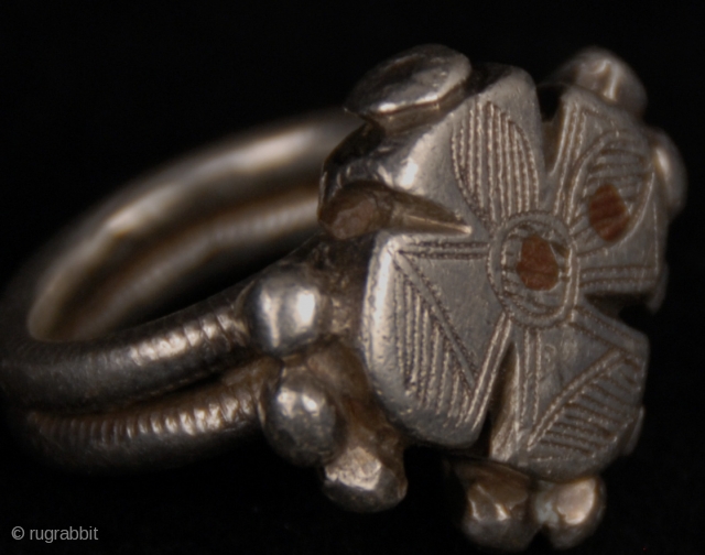 Old  silver ring from Fulani (Peul) tribe, in Djenne, Mali 

size:

diameter of ring (inside) 1,8 cm

outside size: 3 cm x 3 cm (top: 3x2,5)

gr.50        