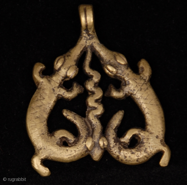 Old  Lobi Guin Gan bronze amulet, hand made by lost wax technic, reperesenting two crocodiles and one snake in the middle. From Burkina Faso.

size: 6cm x 5,5 cm

weight: 50 gr 

  ...
