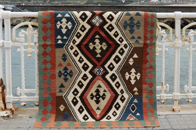 A Sirvan kilim from the end of 19th century woven with dyed and undyed wool and cotton for the white areas. Finelly spun wool. 172x110 cms If you are interested in this  ...