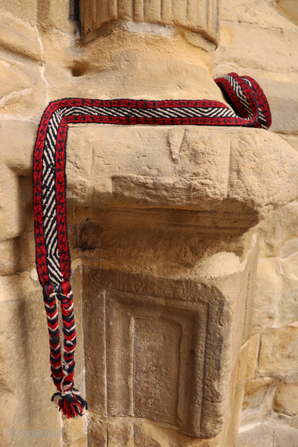 This  Qashqai horse or camel band has been woven with finelly spun wool and cotton. The buckle or pulley is original. 
Malbands are long narrow bands used to fasten loads onto  ...