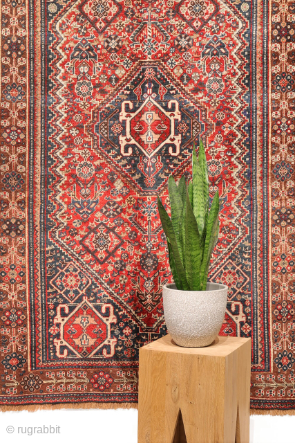 This antique Qashqai rug from Iran truly ticks all the boxes: it is in mint condition, with a full pile, exceptionally soft wool, and a highly intricate design. This level of detail ...