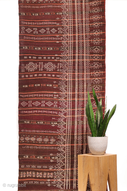 An earthy-toned (slightly aubergine hues) Serkhat Baluch Shaffi kilim with an exceptionally intricate pattern and refined drawing. The complexity of the design is achieved through the weaving of delicate linear motifs — ...