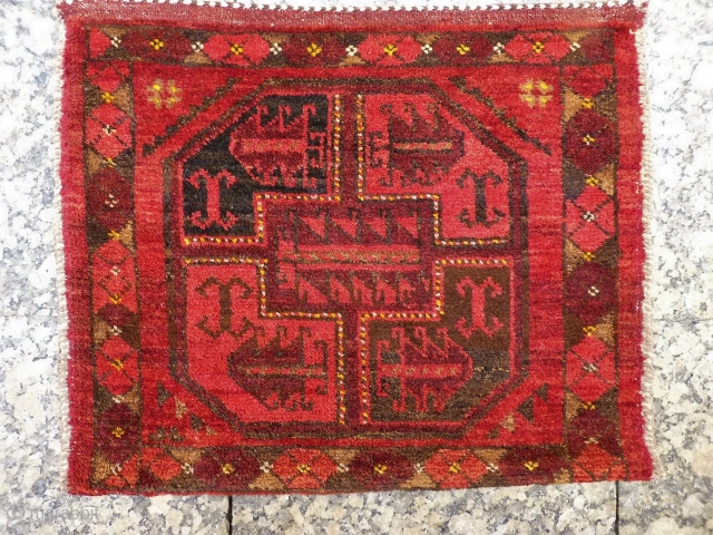 A dramatic Aqcha Turkman bag with a huge central gül with a few nice yellow touches. Thick, and with soft and shinny wool. 61x48 cms, A1812030.

please get in touch or buy this  ...