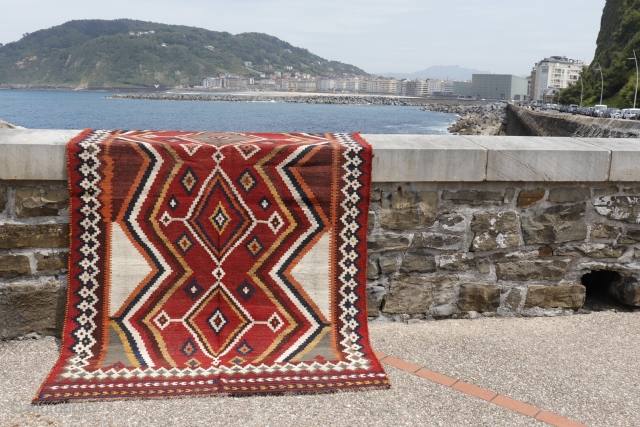 A Qashqai kilim with a very free design. All good dyes. Sheep´s wool with goat warps. Bought during our last trip to Iran. 243x154cms, (K1910350). You can purchase this kilim directly from  ...