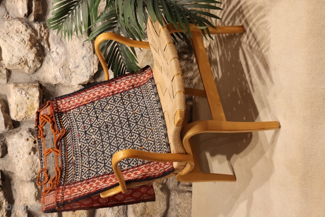 A very finelly woven saddlebag with natural dyes. You can buy this saddlebag directly from our web: https://nomada.biz/en/producto/antique-qashqai-saddlebag-from-iran-105x52-cms/               