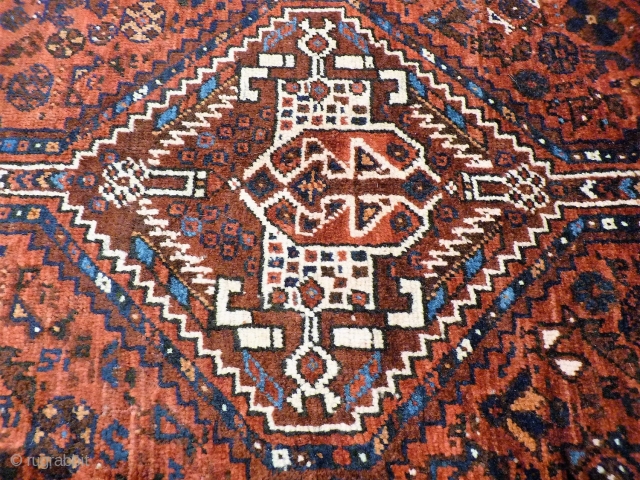 Fantastic rug woven by ethnic Arabs living in the South of Iran. All the dyes are natural, with a very nice turquoise blue. The wool is soft and shinny. The design is  ...