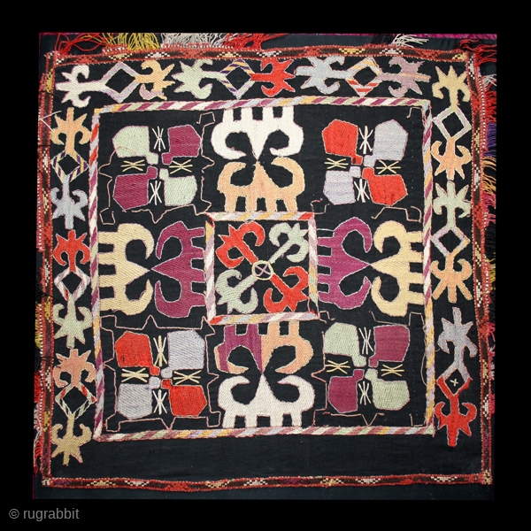 Decorative embroidery "Ilgich" cod. 0046. Silk embroidery on cotton and wool. Kungrad people. Central Asia. Late 19th. century. Very good condition. Cm. 57 x 60 (1'10" x 1'11").Lined with a cotton textile  ...