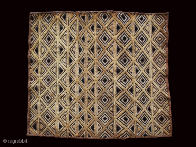 Kuba Shoowa mat cod. 0713. rafia. D.R. Congo. Mid. 20th. century. Dimension cm. 62 x 55 (24.5" x 21.5").              