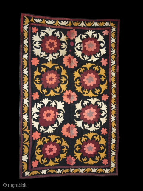 Suzani cod. 0263. Silk embroidery on cotton. Uzbekistan. First half 20th. century. Dimension cm. 120 x 186.                