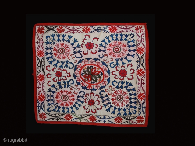 Kirghiz Oyna Alta cod. 0302. Silk embroidery on cotton. Early 20th. century. Dimension cm. 82 x 91 (32" x 36").             