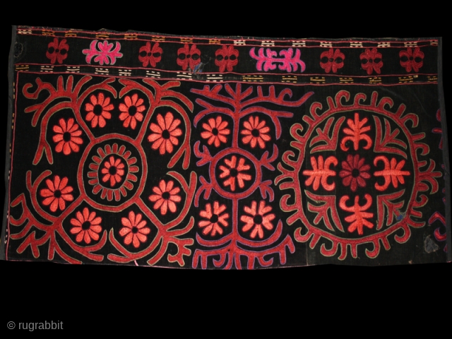 Tekche (fragment ?)cod. 0664. Silk lacing and chain stitch hand-embroidery on black velvet. Kirghiz people. Central Asia.. Early 20th. century. Very good condition. Cm. 35 x 95 (1’2” x 3’1”).    ...