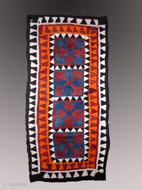 Felt “ Shyrdak”cod. 0474. Wool. kirghizistan. Early / mid. 20th. century. Condition issue. Some minor tears and holes. Cm. 137 x 322 (54 x 127 inches).  
This truly tribal antique felt  ...