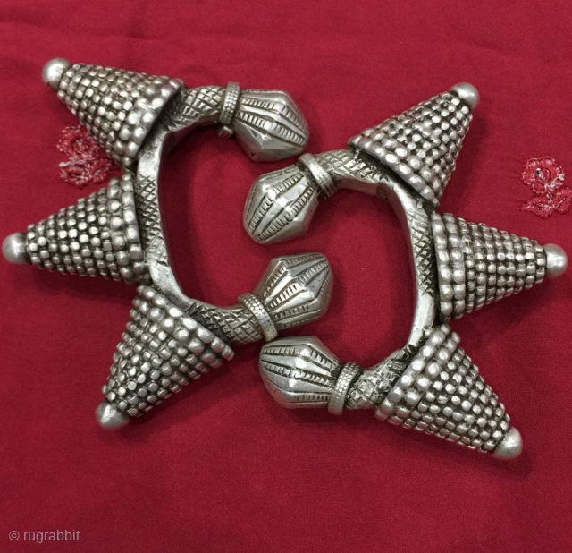 Tribal antique high quality silver bracelets from Saudi Arabia 
Weight 920 grams ( pair ) 
Complete handcrafted                