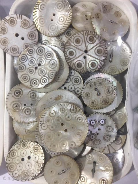 Tribal antique hand engraved mother of pearl buttons from Gilgit,Pakistan.
There is a lot of 35 pcs 

                