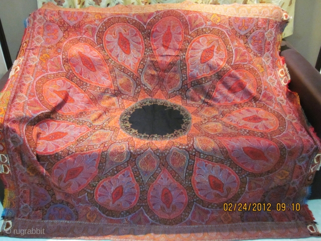 A Beautiful Indian square shawl in good condition and perfect colours.
Size 172cm*170cm.                     