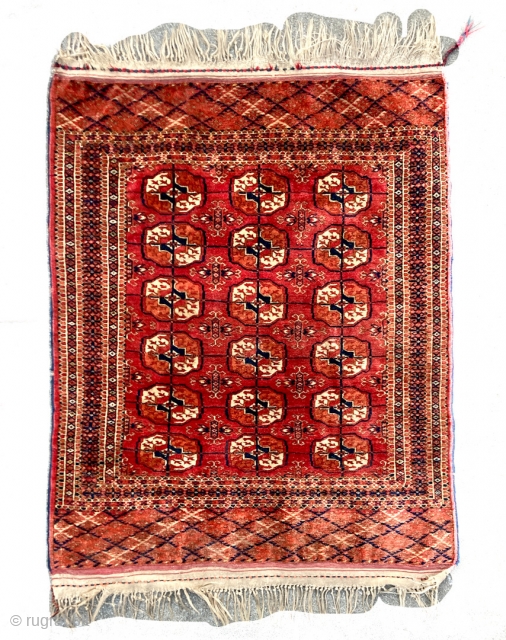 Shiny shiny small Turkoman Tekke rug, 105x125 cm. Great condition.                       