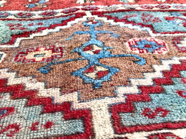 Anatolian Çankırı Kurdish rug about 120-130 years old. True shining colors. Central Anatolia.
Dimensions: 132 x 175 cm (4’4” x 5’8”)             