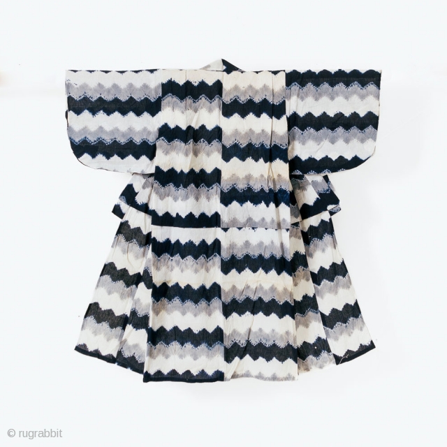 This is a Japanese vintage child's shibori cotton yukata with a unique indigo dyed chevron pattern.

The shibori technique is "hira-nui hikishime" shibori which is a type of stitched and gathered method.   ...