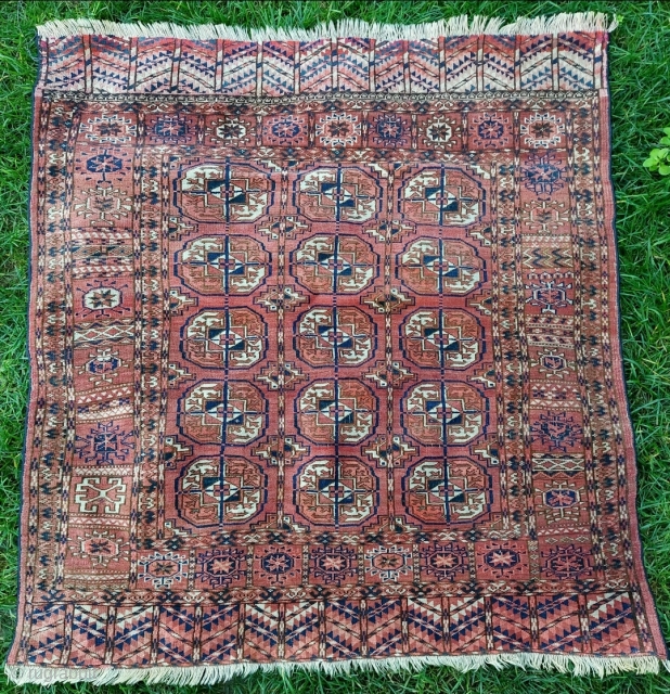 Turkmen Tekke Rug size: 107 x 110 cm                         