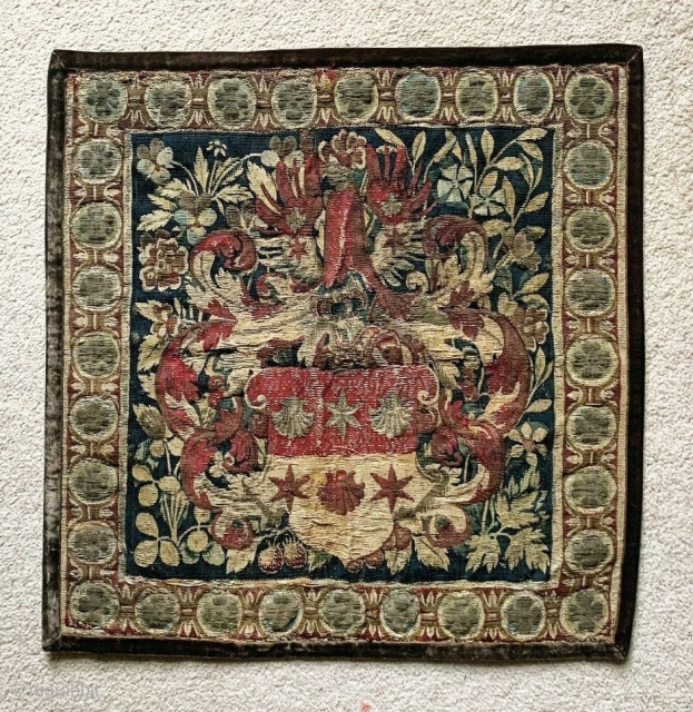 Small European heraldic tapestry square, 16th / 17th century, 50x50cm.                       
