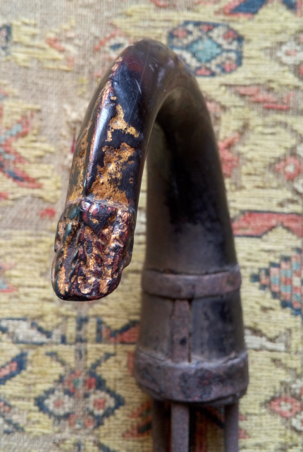 this is an antique fishing harpoon from cambodia (called ”sorm“ in cambodian), with a lacquered wooden handle displaying the tradional naga head with trace of gilding. a quite  rare and interesting  ...