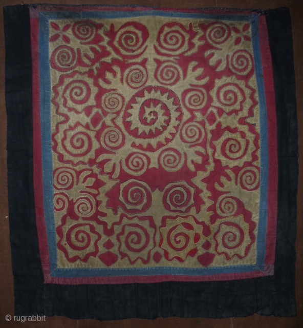 nice applique panel from the yi peoples, cotton and silk outlining. china yunnan province, early 20 century. 63 x67cm.              