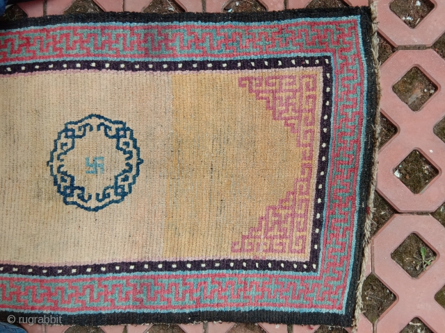 very beautiful early tibetan khaden , wonderfull natural palette, heavy weave , big knot, some foundation visible in the field (more visble on the images than in reality). .78x 145cm rare today



  ...