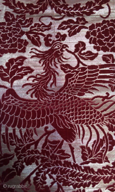 this is an exeptional qing dynasty velvet chair cover with gold threads background. it is in an extraordinary good state of conservation for such a silk weaving , with original lining..please see  ...