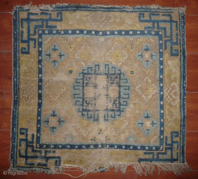 nice executed 18th century ningxia square with memlinglizing center. note the integration of the corner design in the border, quite unusual. great use of light blue...       