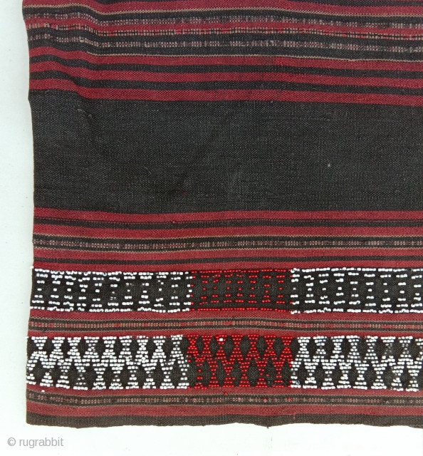 old tube skirt from the attapeu province in southern lao, cotton weave with inwoven glass pearl, very beautiful and complete textile..for this area  textles from that age are increasingly  rare  ...