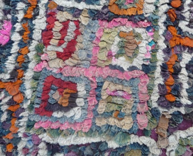 an interesting tibetan rag rug made of recycled tibetan wool weave pieces. if the maroccan boucherouite rugs are now quite famous , this kind of tibetan rugs will maybe never  go  ...