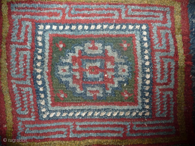 with its 100cm wide, this is a quite large warp-faced-back meditation mat. the design is not like other pieces with medalion design if one look carrefuly. the gul is slightly flatened and  ...