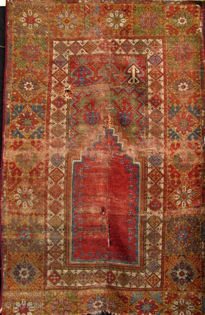 Mudjar Prayer rug - probably late 18th century.
Condition is rough and some parts are missing.
Never the less, the colors are excellent.            