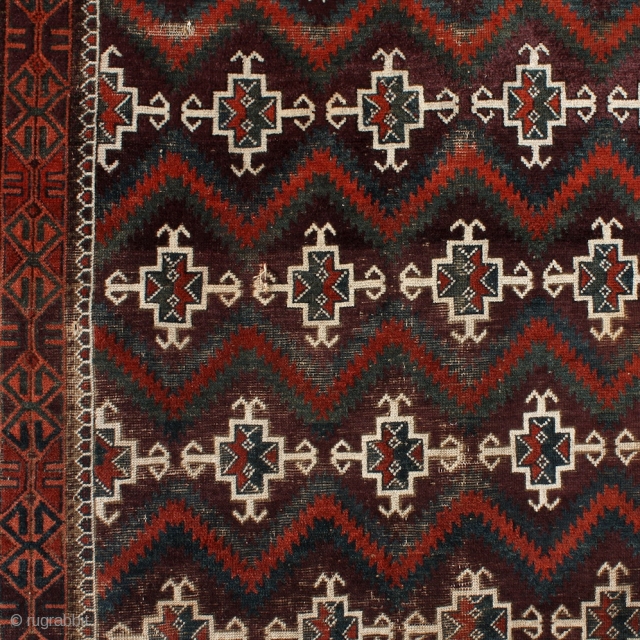 deeeeeep deeeep aubergine, cherry red, peach, turquise and dark green ... what else would you need on a baluch rug? Zabol / Sistan (?) baluch .... stylized human figures (?) waving on  ...