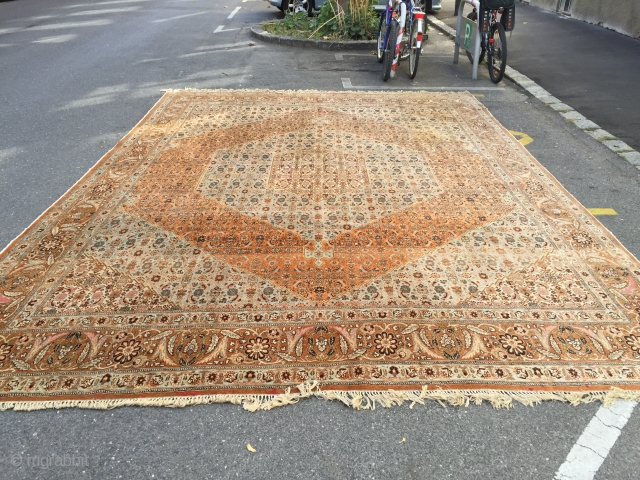 Antique tabriz.  Size is 4,40 x 3,40 m.  In very good condition.                   