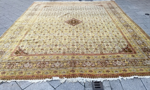 Antique tabriz ( 4,20 x 3,36 m) .  In very good condition.                    