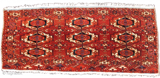 This nine gul tekke torba is individuated by small bifurcated diamonds decorating the outer sides and abstracted trees at the elem. Crisp drawing and very soft wool.

1'7'x3'7"

Inv# 1'7'x3'7"     