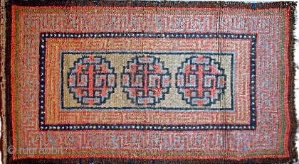 Antique Tibetan warp faced back carpet w. 3 medallion design on a light green ground and key frey border. Bed size.
circa 1880AD
155 x 87 cm        