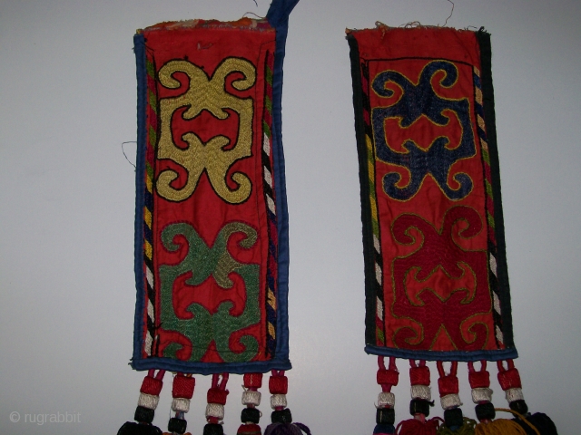 Pair of Kirghizistan igsalik (spoon bag).
Second quarter 20th c. 27 x 11.5 cm bag, 65 cm overall lenght.
One tassel lacks, a bargain price for this.        