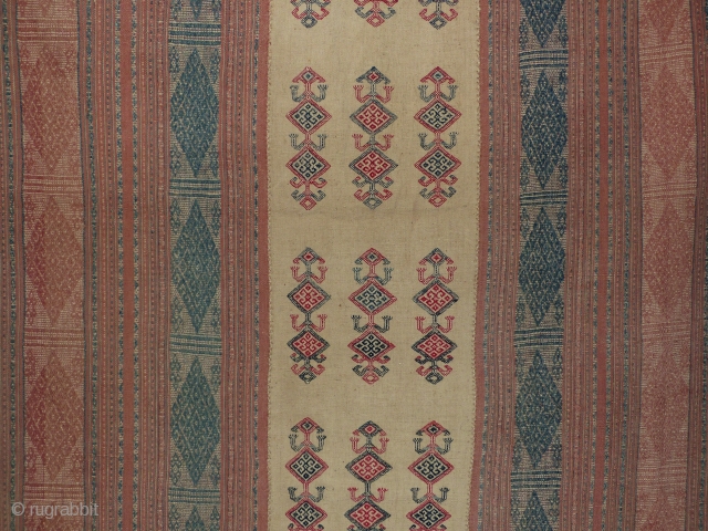 Indonesie Shawl, Timor, cotton. First quarter 20th century; central panel; good condition and fine embroidery.
Size; 200x 98 cm               