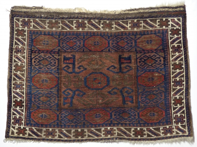 Very old Beluch Bagface, around 1880, with very rare design
Original natural colors
Wool on wool
Low on wool but very rare design
Size 61 x 86 cm
         