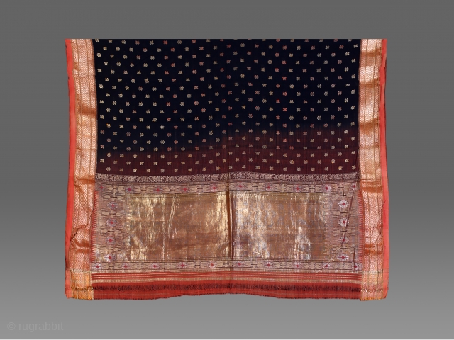 • PAITHANI SAREE •

Traditionally, Paithani sarees were part of the trousseau of every Maharashtrian bride.
Its a result of a painstakingly complex process of weaving and dyeing.

This hails from Maharashtra, India.   