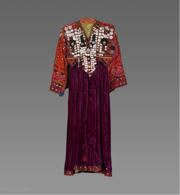 •WOMEN'S SHIRT•

Indus Kohistan, Pakistan
Second half of the 20th century.
This fine hand embroidered kurta has outstanding pattern and design which are extremely beautiful and its impossible to re-create such vintage pieces again.
  