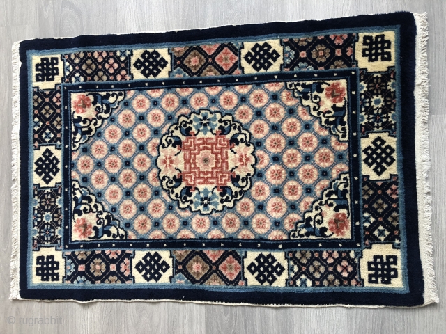 Chinese carpet
Size 90x62 cm                             