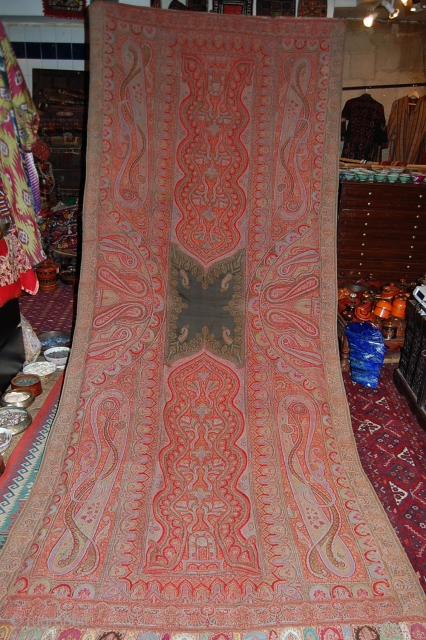 Exceptional Indian Shawl, very fine piece, in very nice condition, the piece is better in real and the colour are fresh. size is about 280/150 cms       