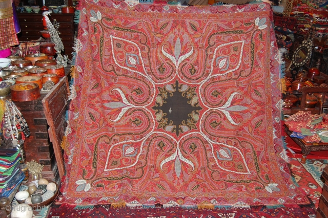 Spectacular piece, Antique Pieced shawl Great condition, very nice colour and very fnie piece, the size is 170/170.               